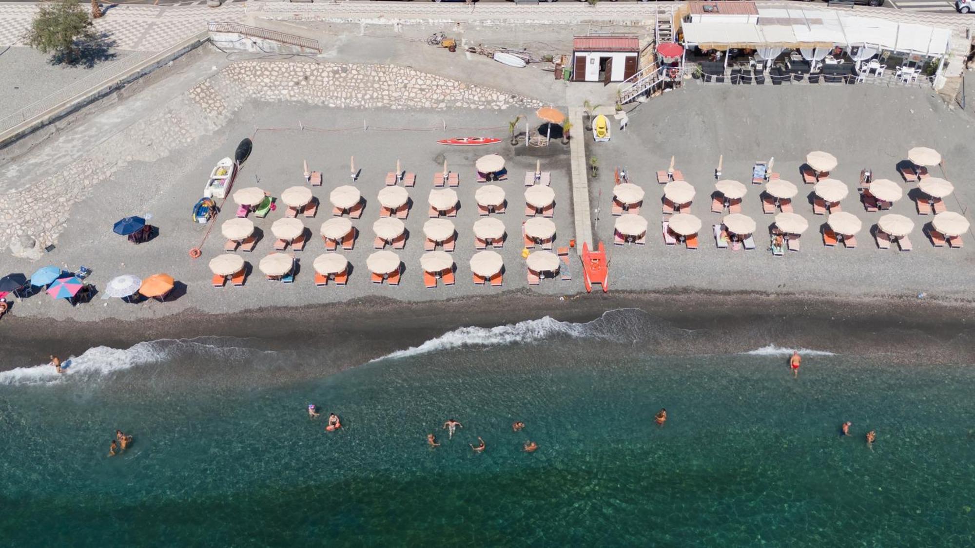 Hotel Donna Rosa Сант-Алессио-Сикуло Экстерьер фото