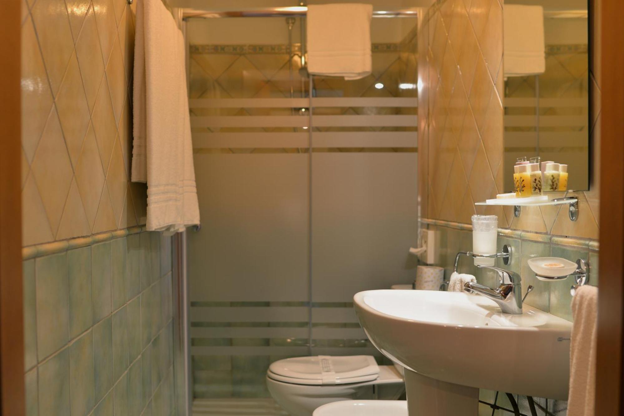 Hotel Donna Rosa Сант-Алессио-Сикуло Экстерьер фото